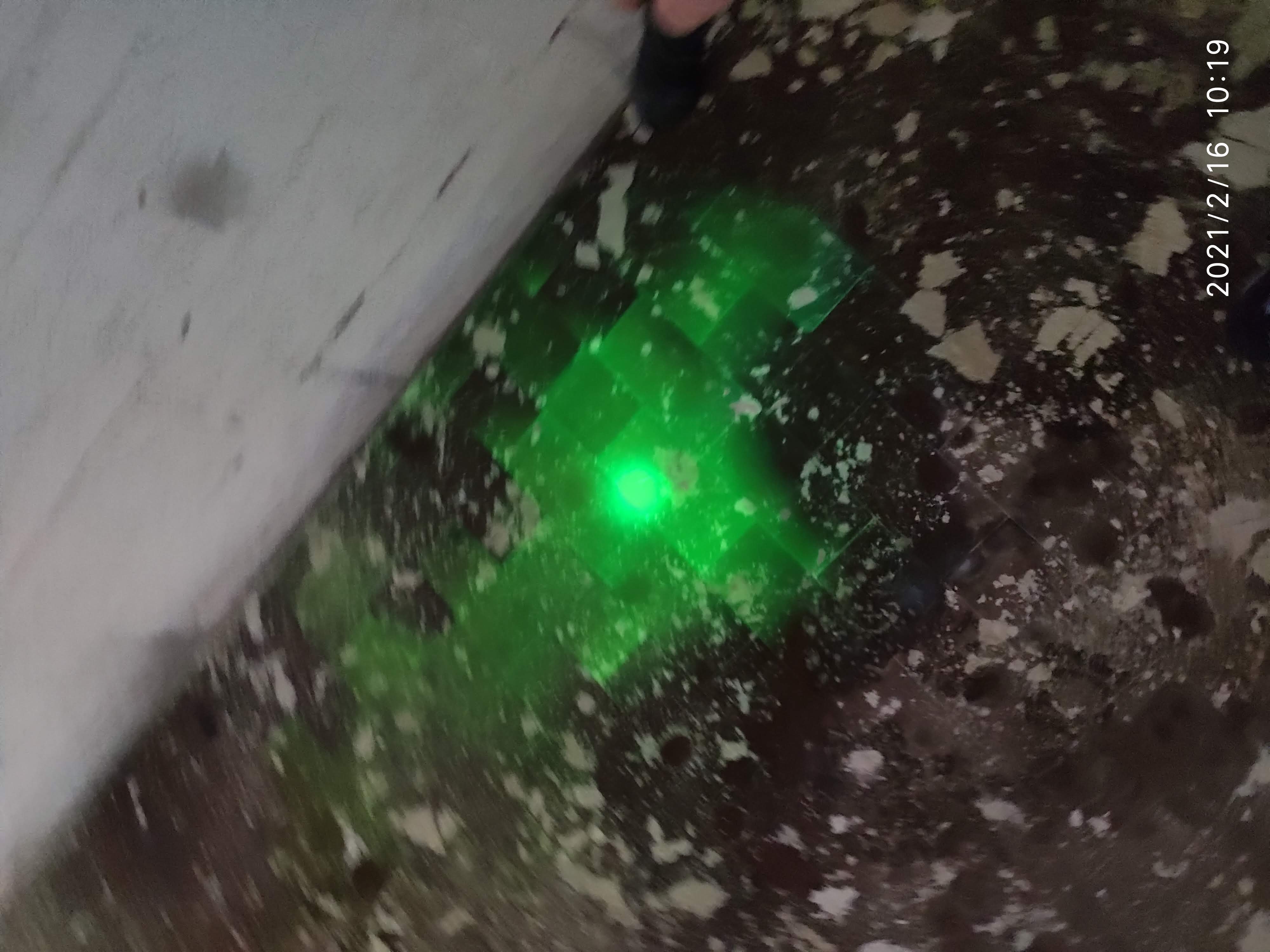 Tracciante verde fluorescente illuminato da lampada a raggi ultravioletti